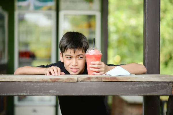 Nastolatek Pijący Sok Owocowy Parku Camping Lato — Zdjęcie stockowe