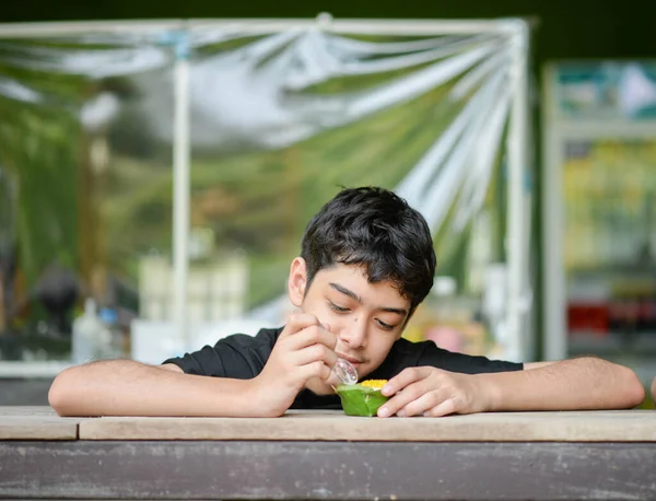 Ragazzo Adolescente Che Beve Succo Frutta Nel Parco Campeggio Ora — Foto Stock