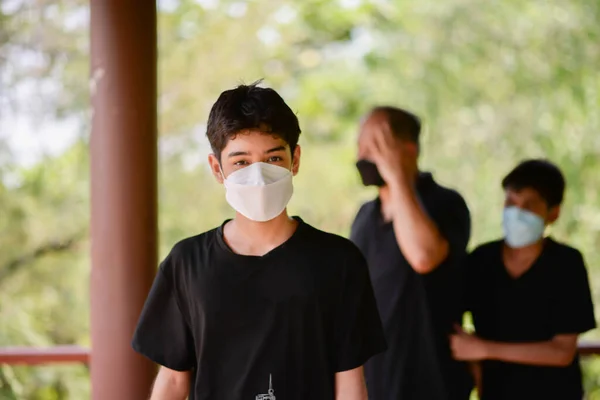 Close Adolescente Menino Usando Máscara Com Sorriso — Fotografia de Stock