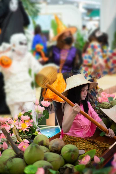 Mamãe Halloween Desfile Fantasma Festa — Fotografia de Stock