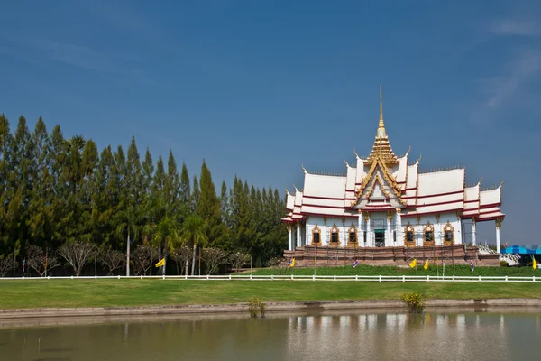 Thailändischer Tempel unter Malerei im Sonnenblumenfeld — Stockfoto