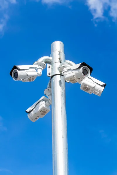 CCTV TV, cámara de seguridad sobre fondo azul cielo —  Fotos de Stock