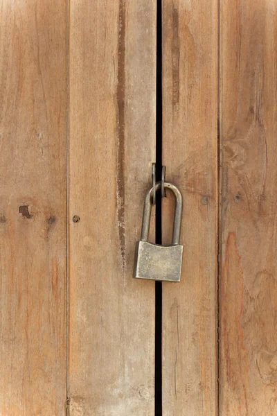 Oud hangslot op houten deur — Stockfoto