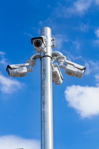 Telecamera di sicurezza su sfondo cielo blu — Foto Stock