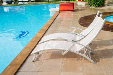 Yüzme Havuzu yanında beyaz salonlar