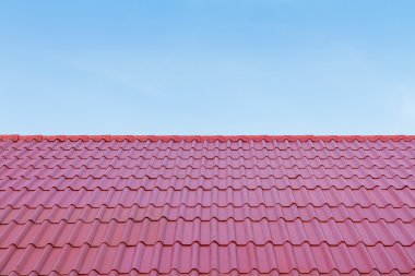 kırmızı çatı ve mavi gökyüzü