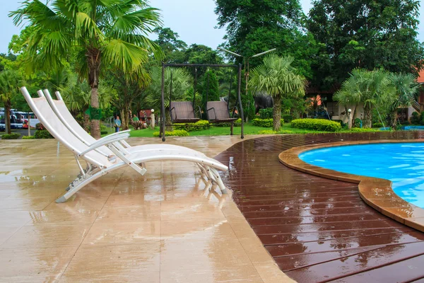 Salões no convés da piscina — Fotografia de Stock