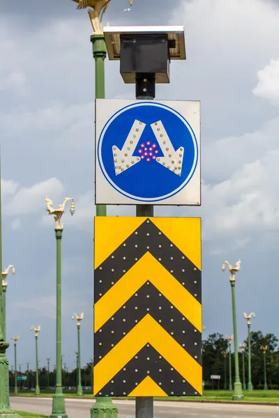 Sinal de divisão de estrada com luz led — Fotografia de Stock