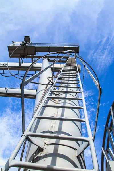 Vinç merdiven ve mavi gökyüzü — Stok fotoğraf