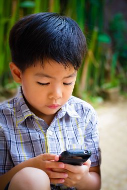 Asyalı bir çocuk ve smartphone