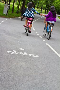insanlar bisiklet yolu ve çift parkta bisiklet sürme ve bisiklet sembolü