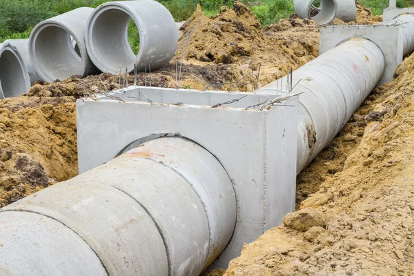 Tubería de drenaje de hormigón y alcantarilla en construcción — Foto de Stock