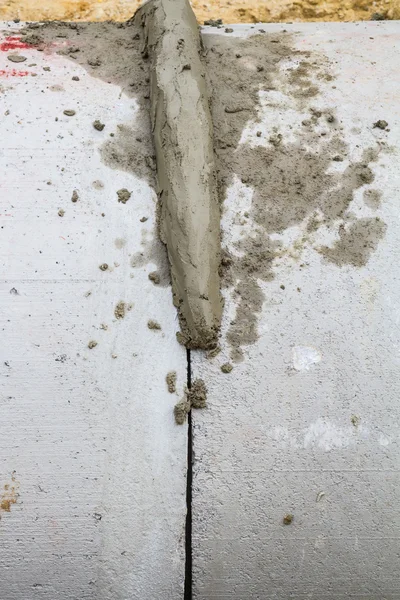 Våt cement på leden mellan avlopp röret på byggarbetsplats — Stockfoto