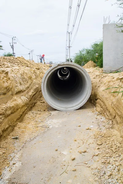 Tubo de drenagem de concreto em um canteiro de obras na Tailândia — Fotografia de Stock