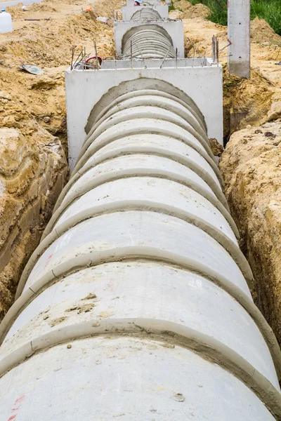 Tubería de drenaje de hormigón y alcantarilla en construcción — Foto de Stock
