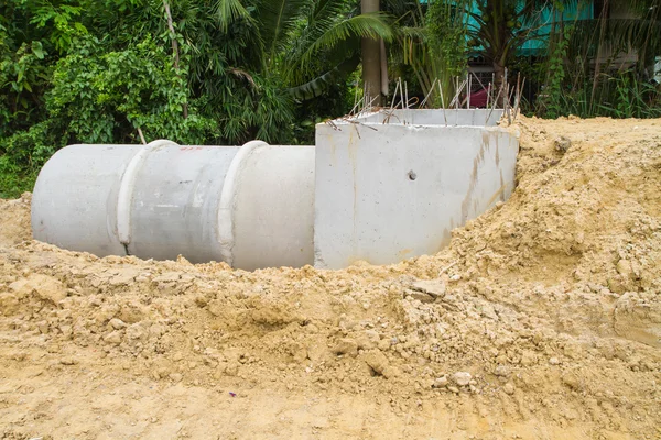 Tubo de drenagem de concreto e bueiro em construção — Fotografia de Stock