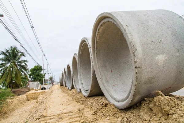 Beton vízelvezető cső építkezésen — Stock Fotó