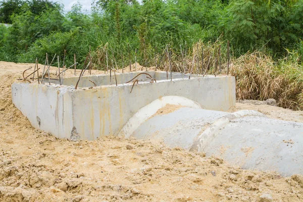 Tubería de drenaje de hormigón y alcantarilla en construcción — Foto de Stock