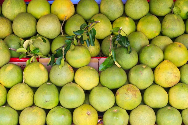 Pomelo fruit on shelves — Stock Photo, Image