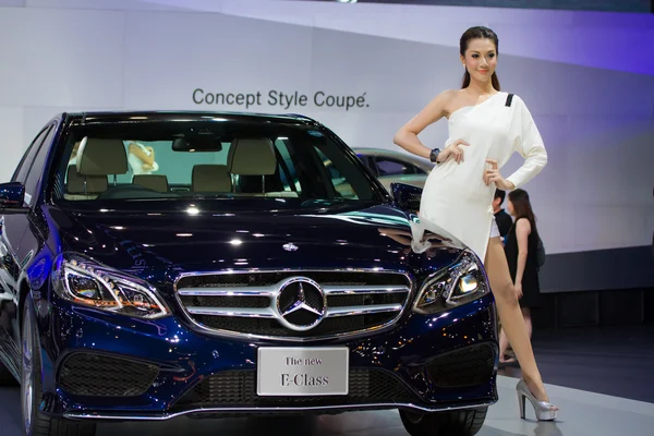 Tanımlanamayan modelleme gönderildi üzerinde mercedes benz konsept tarzı coupe — Stok fotoğraf