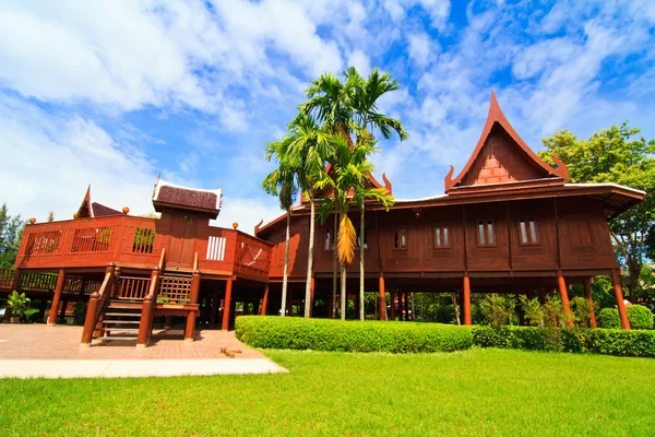 Thajském stylu domu a krásná obloha — Stock fotografie