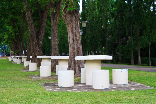 mesa de mármol bajo el árbol — Foto de stock © Praiwun #31979429