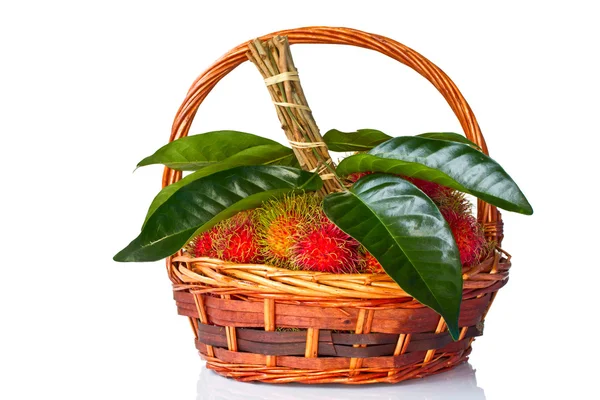 Rambutan fruta asiática em cesta de madeira no fundo branco — Fotografia de Stock