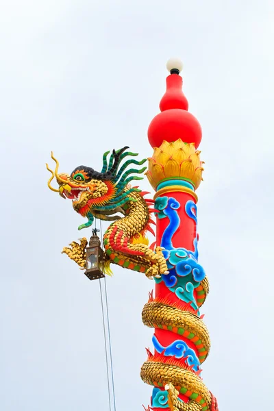 Dragon standbeeld op bewolkte dag — Stockfoto