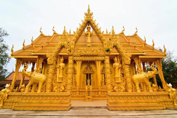 Gouden Thais Boeddhistische tempel — Stockfoto