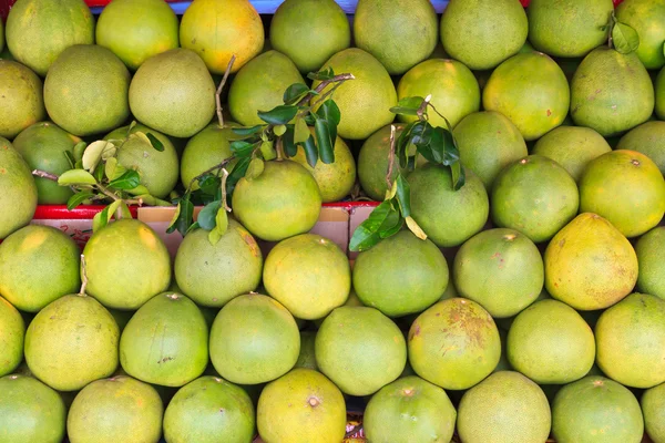 Raflarda pomelo meyve — Stok fotoğraf