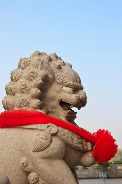Sandstein-Löwenstatue in chinesischem Tempel — Stockfoto