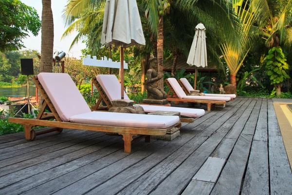 Wellness-Liegestühle auf dem Pool-Deck — Stockfoto