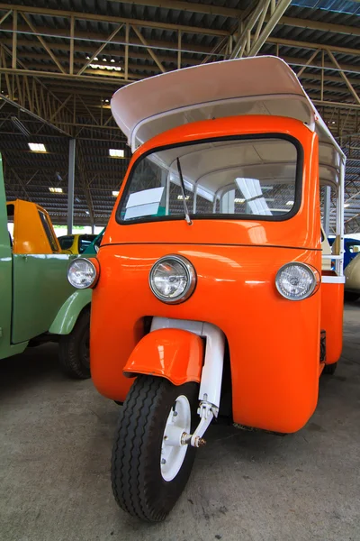 Tuk-tuk moto taxi en la calle en Bangkok, Tailandia — Foto de Stock