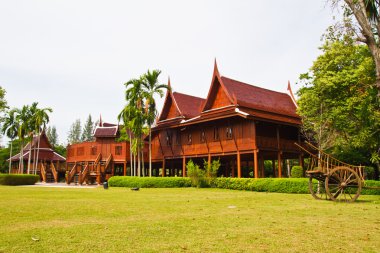 Tayland tarzı house at arabaları ve evin önünde çim ile