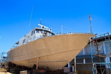 Mavi gökyüzü arka planı tamir altında tekne