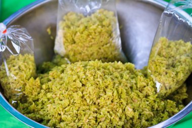 rendelenmiş pirinç tahıl, dövülerek olgunlaşmamış pirinç