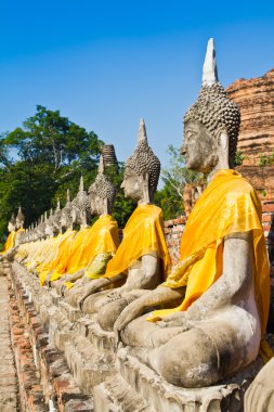 satır Buda heykelinin wat yai chaimongkhon Tapınağı, ayutthaya bölgesi, Tayland