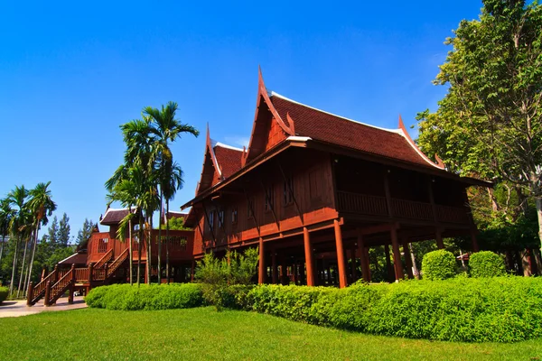 Thailändisches Haus und blauer Himmel im Hintergrund — Stockfoto