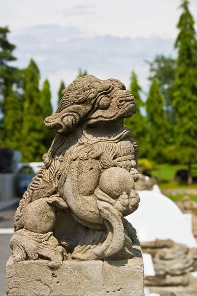 Estatua de león chino en templo chino — Foto de Stock