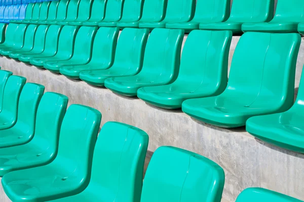 Fileiras de assentos vazios no estádio — Fotografia de Stock