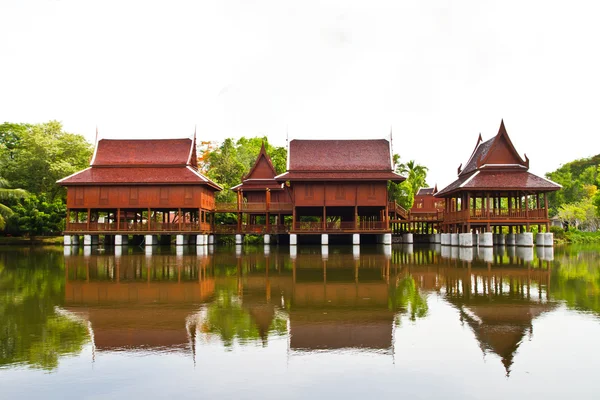Thaise stijl huis en weerspiegeling in het water — Stockfoto