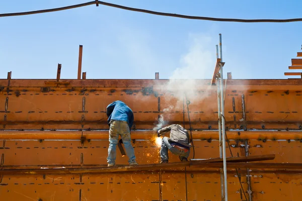 Arbeiter bauen Schiff — Stockfoto