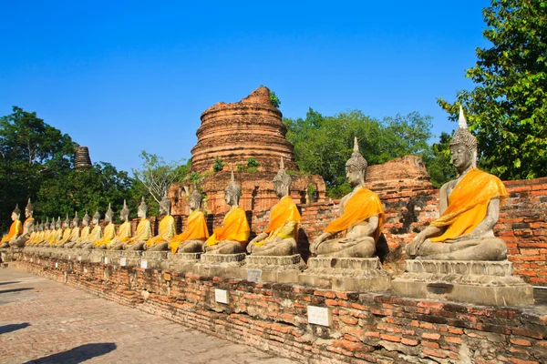 Řádek socha Buddhy v chrámu wat yai chaimongkhon, provincie ayutthaya, Thajsko — Stock fotografie