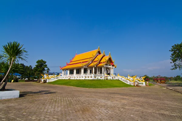 Templo tailandés y cielo azul — Foto de Stock