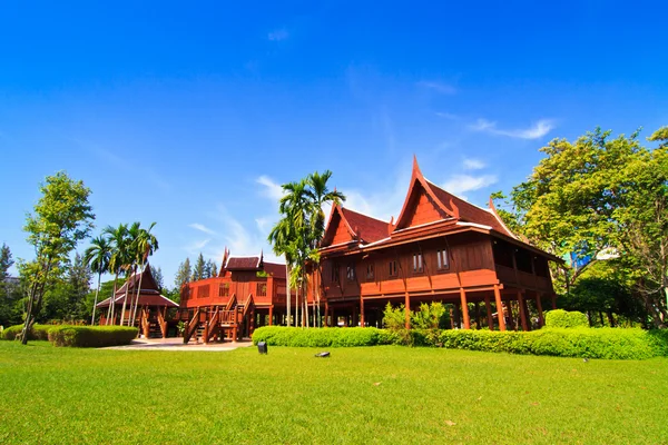 Haus im thailändischen Stil und blauer Himmel — Stockfoto