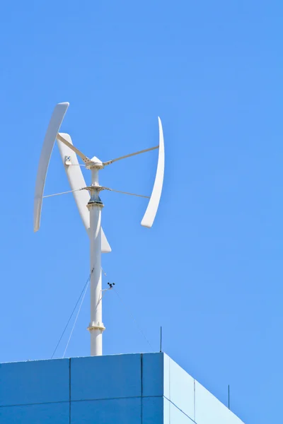 Windkraftanlage auf dem Dach des Gebäudes — Stockfoto