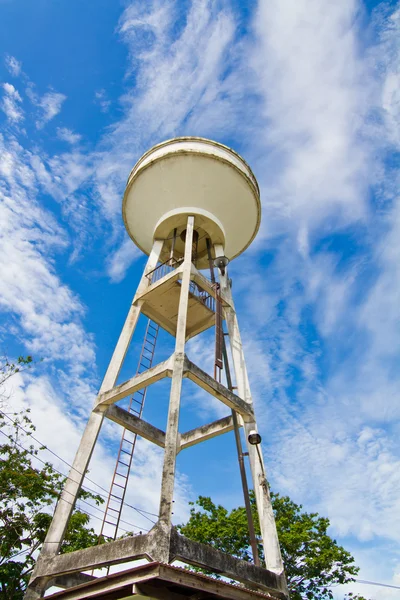 Wasservorratsbehälter und schöner Himmel — Stockfoto