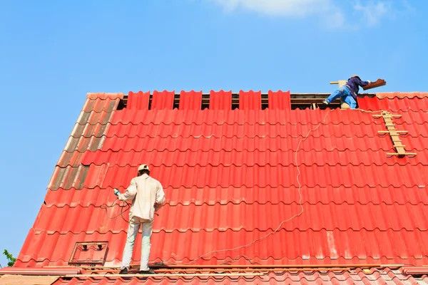 Trabalhador reparação telhado — Fotografia de Stock