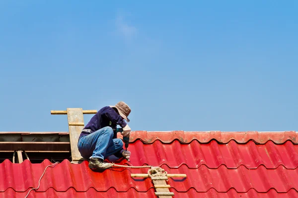Worker repairing roof — Stock Photo, Image