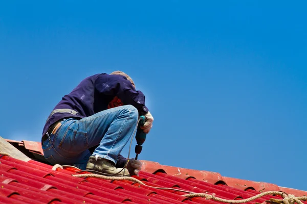 Worker repairing roof — Stock Photo, Image